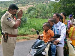 Polisi Memohon-mohon Pemotor Agar Tak Bawa Sekeluarga di Motor