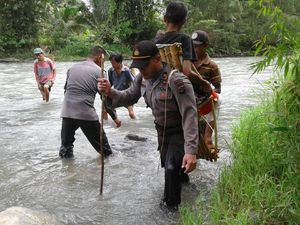 Heroik! Viral Polisi Gendong Warga Sakit di Pedalaman Sulteng Heroik! Viral Polisi Gendong Warga Sakit di Pedalaman Sulteng