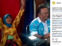 Kocak! Nenek Ini Kaget Saat Foto e-KTP di Kelurahan