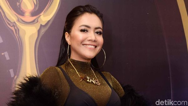 Gaya Busana Denada yang Nyentrik dengan Bra di Luar