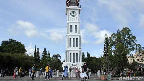 Foto: Kembaran Big Ben di Bukittinggi