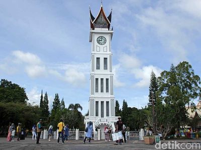 Foto: Kembaran Big Ben di Bukittinggi