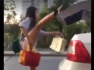 Aksi Akrobatik Cewek-cewek Tutup Bagasi Mobil Pakai Kaki