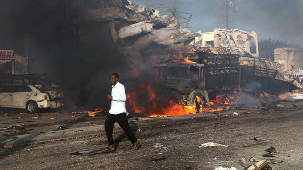 Foto: Ngerinya Bom Truk di Somalia