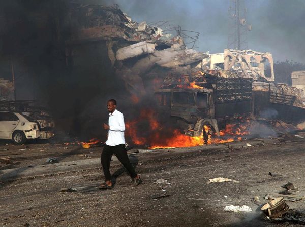 Foto: Ngerinya Bom Truk di Somalia