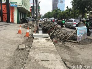 Musim Hujan Datang, Saluran Air Jalan Hayam Wuruk Dinormalisasi Musim Hujan Datang, Saluran Air Jalan Hayam Wuruk Dinormalisasi