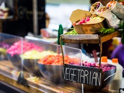 Mau Jadi Vegetarian Seperti Mo Sidik? Ini Saran Ahli Gizi
