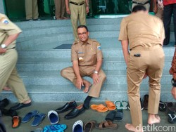 Dari Dinas UMKM, Anies-Sandi Salat Zuhur di Masjid Balai Kota