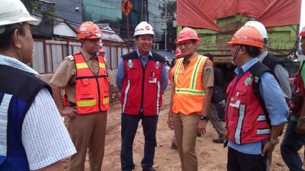 Foto: Gaya Sandiaga Bersepatu Kets, dari Kampanye hingga Jadi Wagub