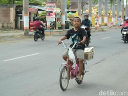April, Bocah Kelas 6 SD Jualan Makanan Keliling Rembang