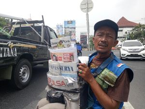 Viral, Cara Penjual Koran di Surabaya Menyampaikan Curhatnya