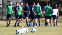 Skuat Napoli masih berlatih di Naples, Senin (16/10), sebelum bertolak ke Manchester. Di matchday keempat, Partenopei gantian menjamu City di San Paolo, awal November. Foto: Ciro De Luca/Reuters