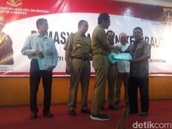 Sepatu OK OCE Sandiaga, Dipamerkan Saat Kampanye Dipakai Pas Wagub