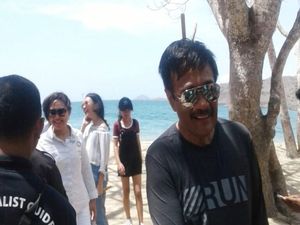 Liburan di Pulau Komodo, Muka Djarot Happy