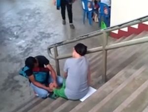 Video Suami Pijat Kaki Istri Hamil yang Kelelahan Ini Bikin Kagum Netizen