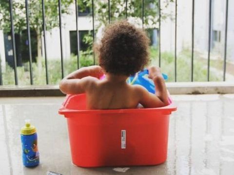 Batas Usia Tepat untuk Ayah Memandikan Anak Perempuan