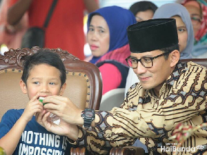 Kemesraan Wagub DKI Jakarta Sandiaga Uno Bersama sang Anak