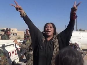 Bebas dari ISIS, Wanita Suriah Luapkan Kebahagiaan Bebas dari ISIS, Wanita Suriah Luapkan Kebahagiaan