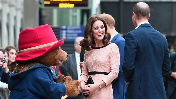Foto: Cantiknya Kate Middleton Bergaun Pink Saat Dansa dengan Paddington Bear