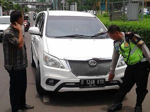 Mobil yang Pakai Lampu DRL Kok Ikut Dirazia, Pak Polisi? Mobil yang Pakai Lampu DRL Kok Ikut Dirazia, Pak Polisi?