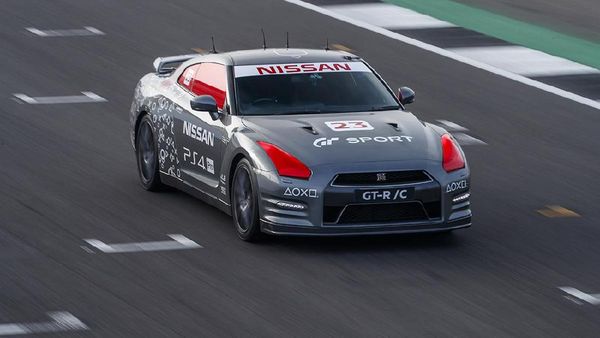 Mobil Nissan Balapan Dikendalikan Pakai Stick Games