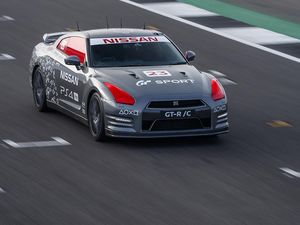 Mobil Nissan Balapan Dikendalikan Pakai Stick Games