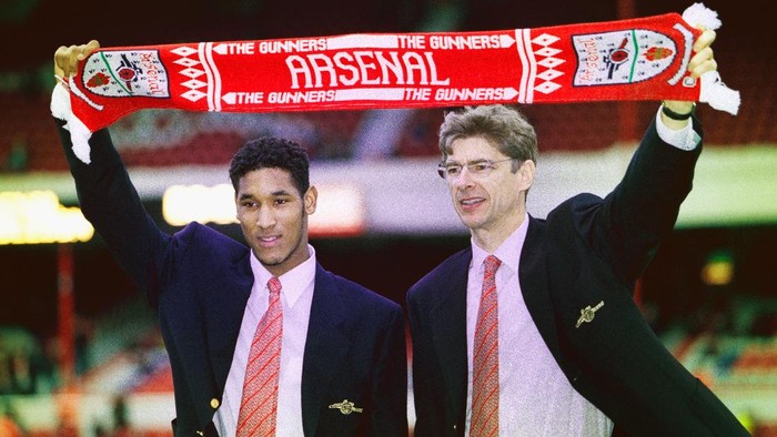 Nicolas Anelka, Arsene Wenger, 1997 Arsene Wenger and Nicolas Anelka
LONDON, UNITED KINGDOM - FEBRUARY 24: Arsenal manager Arsene Wenger (r) and new signing Nicolas Anelka pictured before an FA Carling Premiership match between Arsenal and Wimbledon at Highbury on February 24, 1997 in London, England. (Photo by Ben Radford/Allsport/Getty Images)