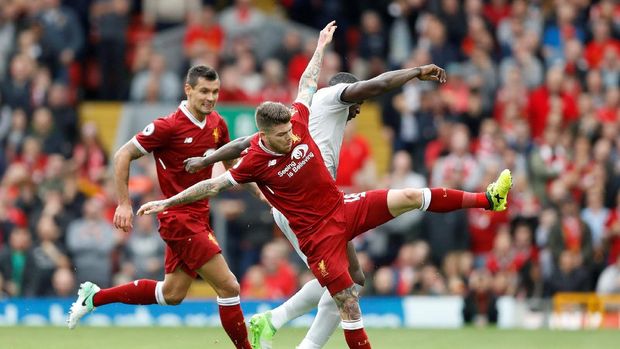 Liverpool sedang unggul 16 poin atas Manchester United di klasemen Liga Primer Inggris.