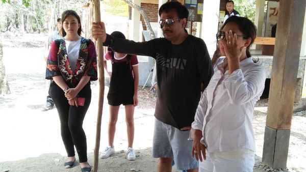 Foto: Saat Djarot Berpose dengan Komodo