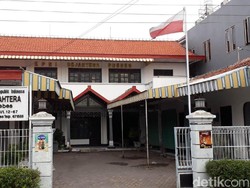 Kantor Koperasi di Brebes Pasang Bendera Merah Putih Terbalik