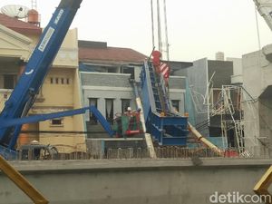 Tiang LRT Timpa Rumah di Kelapa Gading, PT WIKA Minta Maaf
