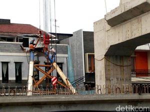 Saat Rumahnya Ditimpa Tiang Proyek LRT, Penghuni Baru Bangun Tidur