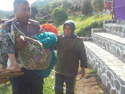 Aksi Polisi Bopong Nenek ke TPS Pilkades Kabupaten Bandung