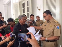 Ucapkan Selamat, Warga Beri Buku 1 Juta Tanda Tangan ke Anies