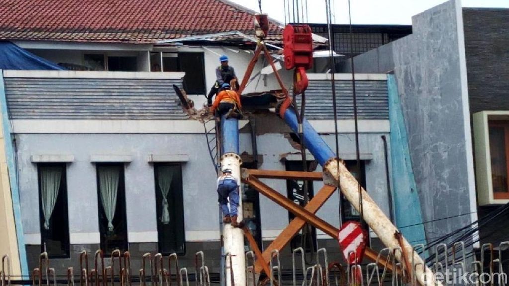 Tiang LRT yang Timpa Rumah Berhasil Dievakuasi Tiang LRT yang Timpa Rumah Berhasil Dievakuasi
