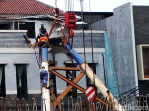 Tiang LRT yang Timpa Rumah Berhasil Dievakuasi