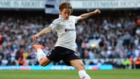 Luka Modric. Transfermarkt menyebut ia direkrut Real Madrid dari Tottenham Hotspur seharga 27 juta pound sterling tahun 2012. Sebelum itu Spurs merekrutnya dari Dinamo Zagreb dengan 18,9 juta pound sterling tahun 2008. (Foto: Mike Hewitt/Getty Images)