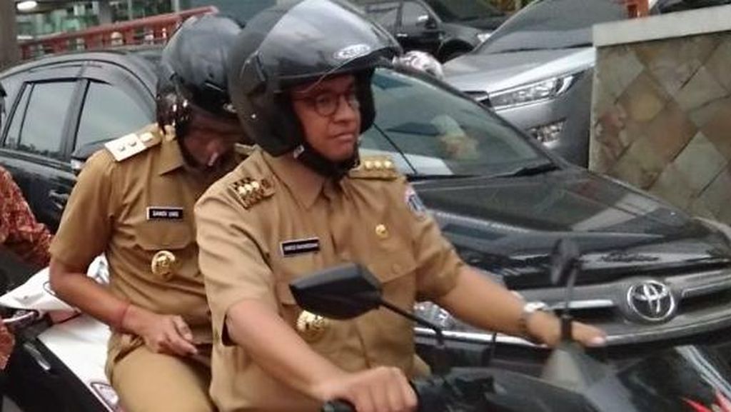 Kompaknya Anies-Sandi: Boncengan Motor sampai Naik TransJ Bareng Kompaknya Anies-Sandi: Boncengan Motor sampai Naik TransJ Bareng
