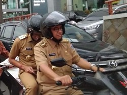 Hari Pertama Anies-Sandi: Naik TransJ hingga Boncengan Motor