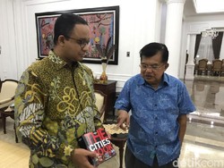 Hadiahi Anies Buku tentang Kota, JK: Biar Dia Pelajari