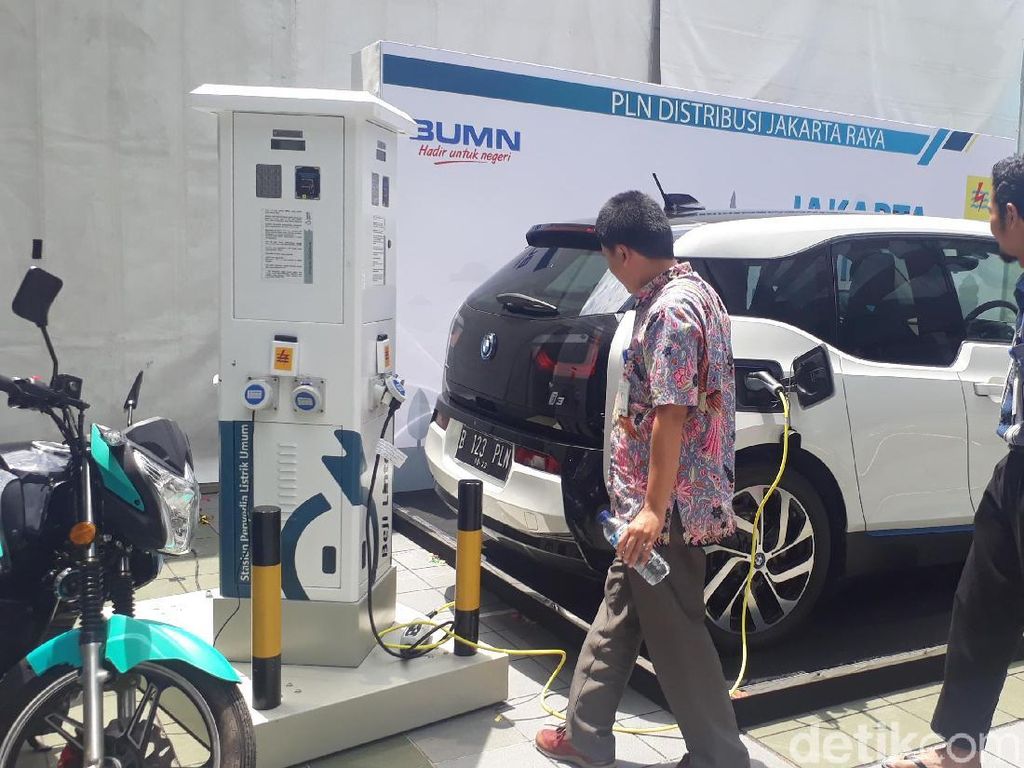 Mobil Listrik Bikin Selebritis Indonesia Ini Penasaran Mobil Listrik Bikin Selebritis Indonesia Ini Penasaran