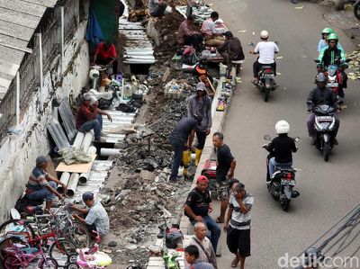 PKL Ini Nekat Gelar Lapak di Atas Proyek Perbaikan Trotoar