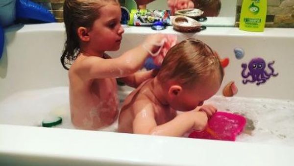 Siapa yang Anaknya Segirang Ini Saat Mandi? 