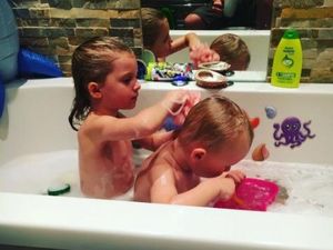 Siapa yang Anaknya Segirang Ini Saat Mandi? 