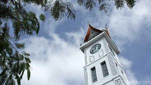 Jam Gadang Berusia 100 Tahun, Saksi Sejarah yang Memikat Wisatawan