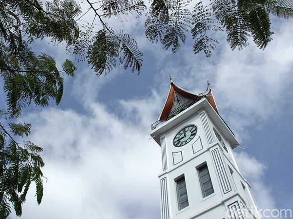 Jam Gadang Berusia 100 Tahun, Saksi Sejarah yang Memikat Wisatawan