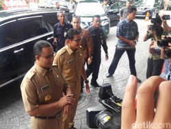 Anies Soal Mobil Dinas: Kalau Bisa Naik Motor Kami Pakai Motor