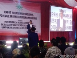 Di Depan Santri, Jokowi Cerita Jadi Korban Hoax Foto Bareng Aidit