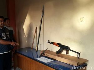 Pria Ini Pamer Airsoft Gun AK-47 di Medsos, Ditahan karena Sajam