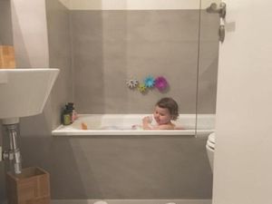 Batas Usia Tepat untuk Ayah Memandikan Anak Perempuan